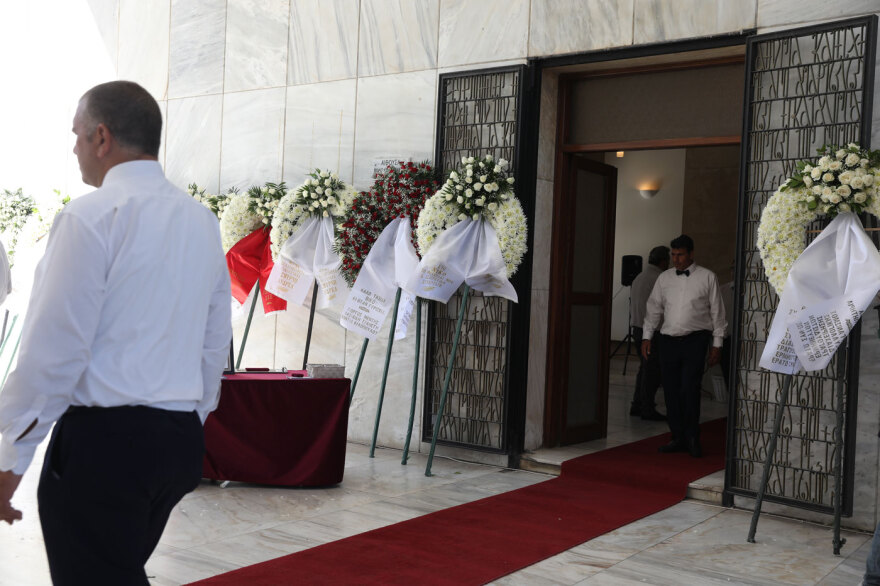 Φίλοι, συγγενείς και συνάδελφοι λένε το τελευταίο «αντίο» στον Νίκο Καλογερόπουλο, ποιοι δίνουν το «παρών»
