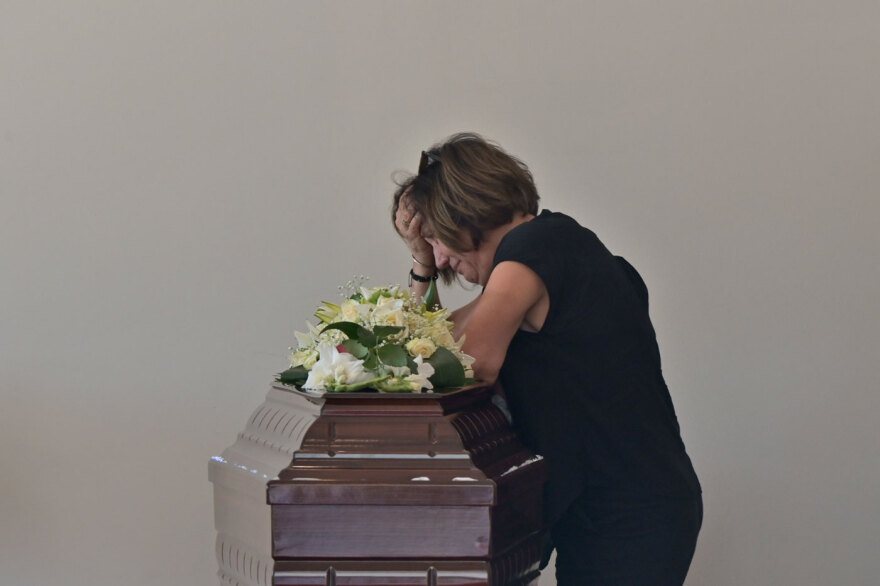 Φίλοι, συγγενείς και συνάδελφοι λένε το τελευταίο «αντίο» στον Νίκο Καλογερόπουλο, ποιοι δίνουν το «παρών»
