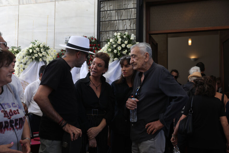Φίλοι, συγγενείς και συνάδελφοι λένε το τελευταίο αντίο στον Νίκο Καλογερόπουλο, ποιοι δίνουν το «παρών»
