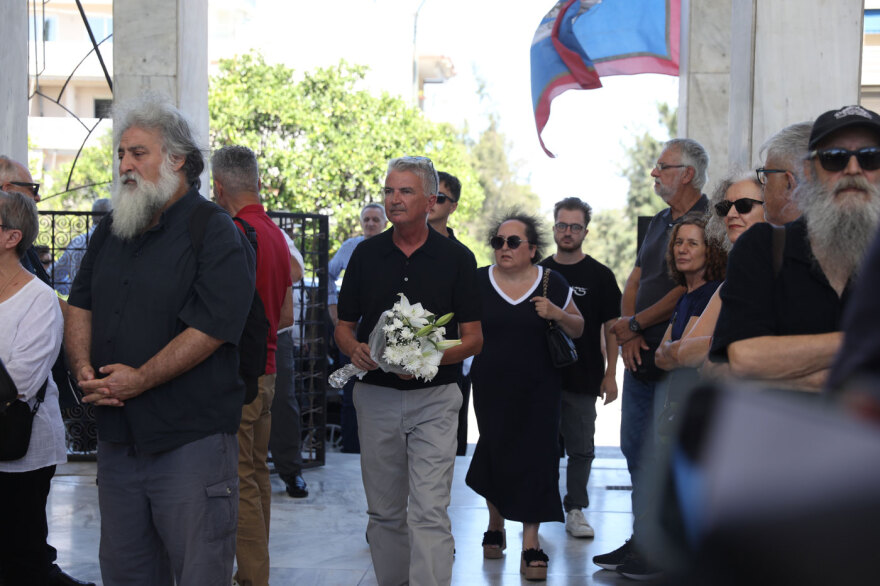 Φίλοι, συγγενείς και συνάδελφοι λένε το τελευταίο αντίο στον Νίκο Καλογερόπουλο, ποιοι δίνουν το «παρών»
