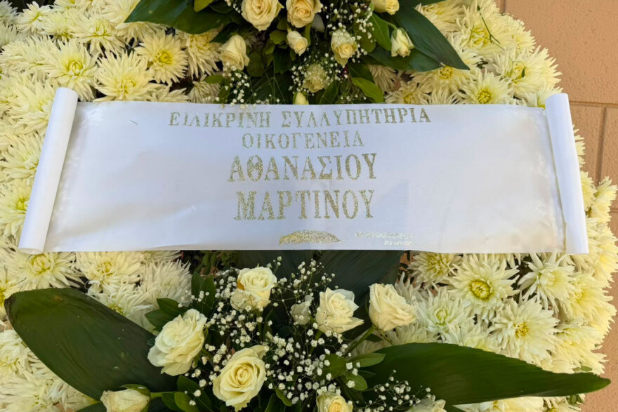 Συγκίνησε ο ιερέας στην κηδεία του Στέλιου Ράμφου για τις τελευταίες στιγμές του: Κατέβασε το πετραχήλι για να καλυφθεί με τη χάρη του Θεού