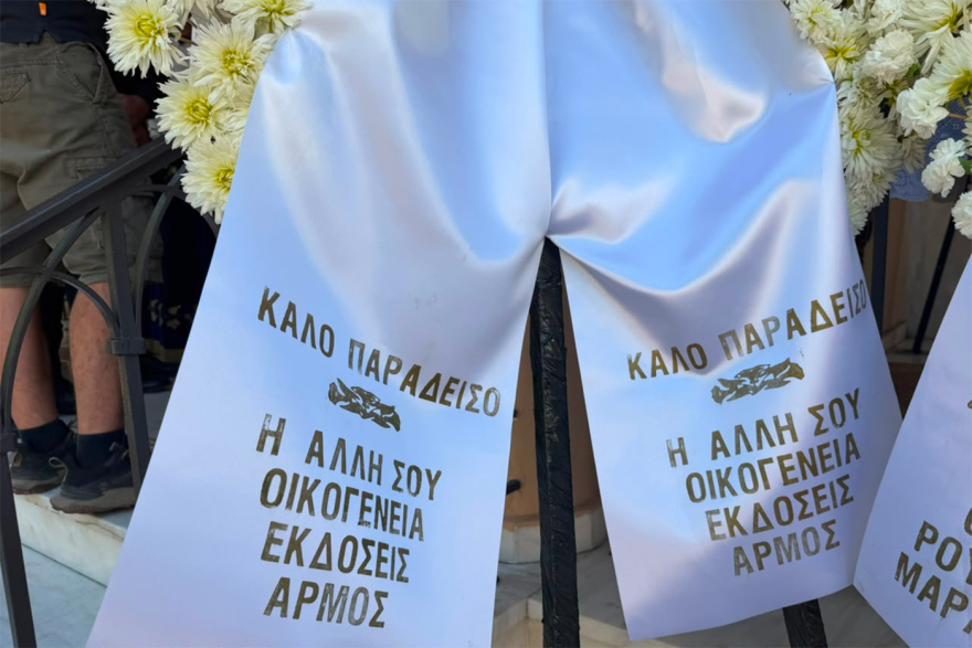 Συγκίνησε ο ιερέας στην κηδεία του Στέλιου Ράμφου για τις τελευταίες στιγμές του: Κατέβασε το πετραχήλι για να καλυφθεί με τη χάρη του Θεού
