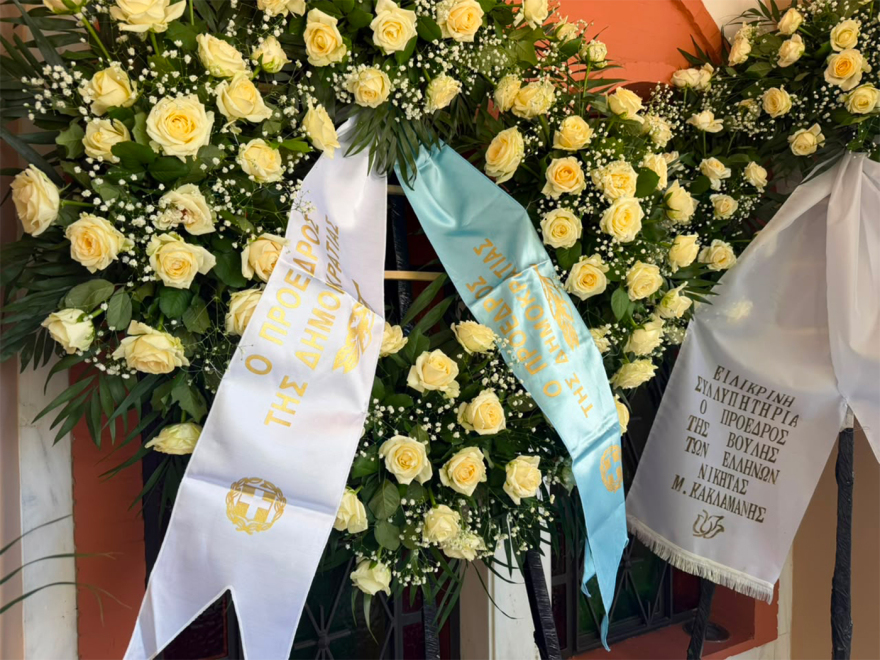 Συγκίνησε ο ιερέας στην κηδεία του Στέλιου Ράμφου για τις τελευταίες στιγμές του: Κατέβασε το πετραχήλι για να καλυφθεί με τη χάρη του Θεού