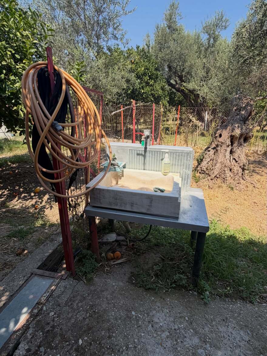 Ο Φάνης Λαμπρόπουλος κάνει διακοπές στο χωριό του στο Αίγιο και δείχνει φωτογραφίες από το σπίτι του