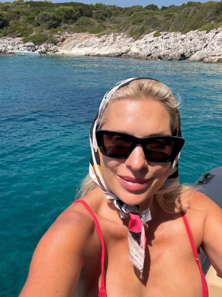 Η βόλτα της Ελένης Μενεγάκη με σκάφος: Ήλιος, θάλασσα και σιωπή, έγραψε