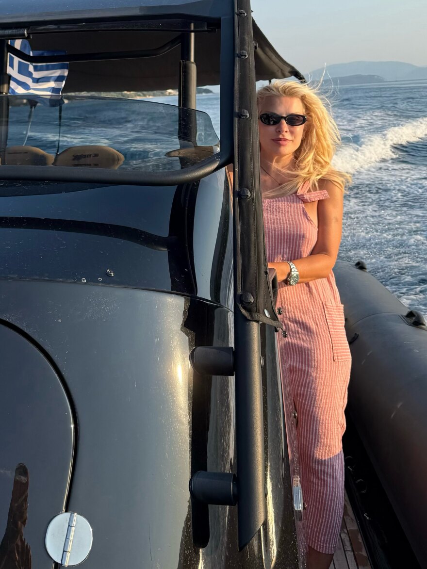 Η βόλτα της Ελένης Μενεγάκη με σκάφος: Ήλιος, θάλασσα και σιωπή, έγραψε