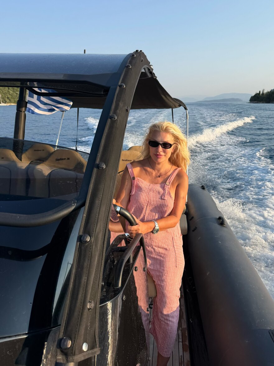 Η βόλτα της Ελένης Μενεγάκη με σκάφος: Ήλιος, θάλασσα και σιωπή, έγραψε