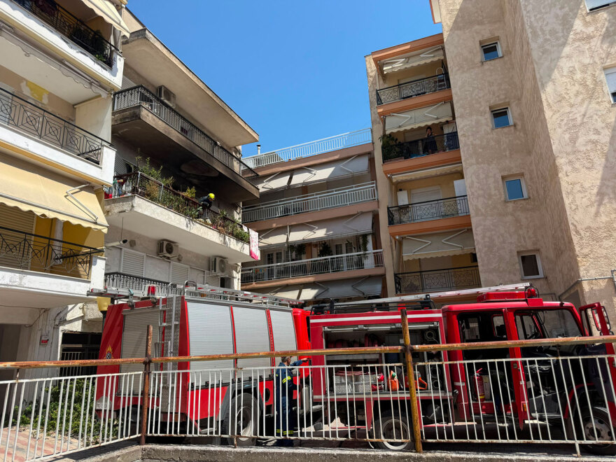Φωτιά σε διαμέρισμα στη Θεσσαλονίκη: Στο νοσοκομείο δύο άτομα λόγω εισπνοής καπνού