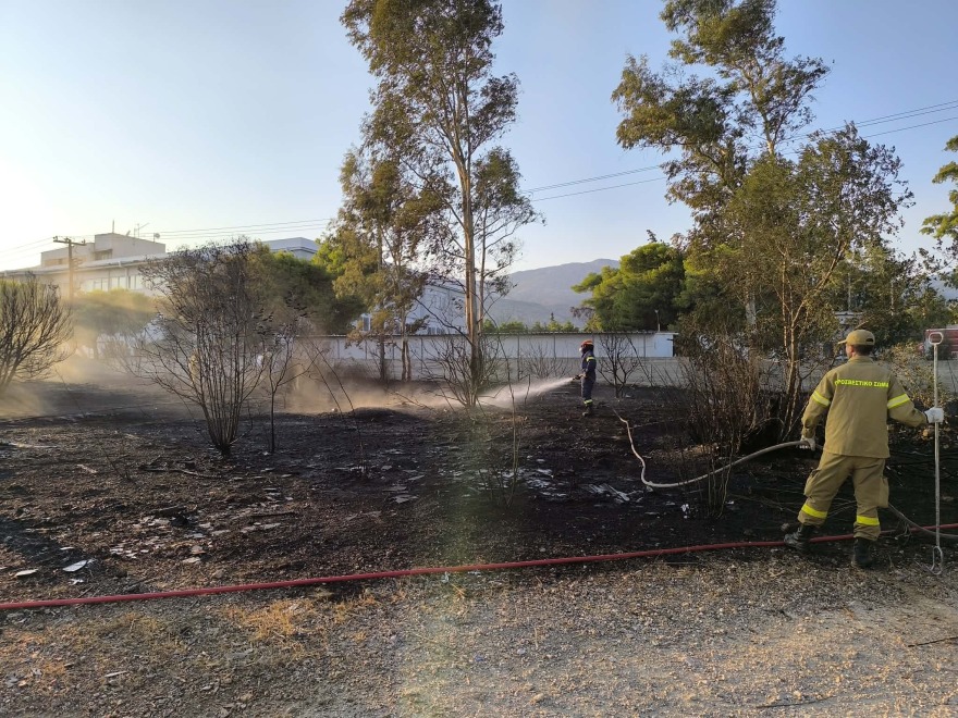 Υπό μερικό έλεγχο η φωτιά κοντά στο στρατόπεδο Καποτά στο Μενίδι, βίντεο και φωτογραφίες