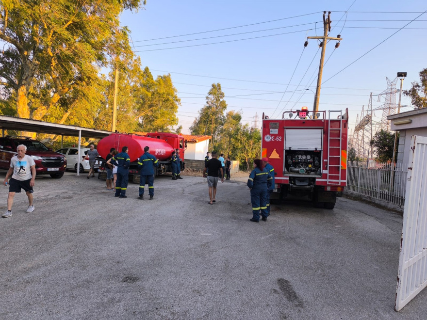 Υπό μερικό έλεγχο η φωτιά κοντά στο στρατόπεδο Καποτά στο Μενίδι, βίντεο και φωτογραφίες