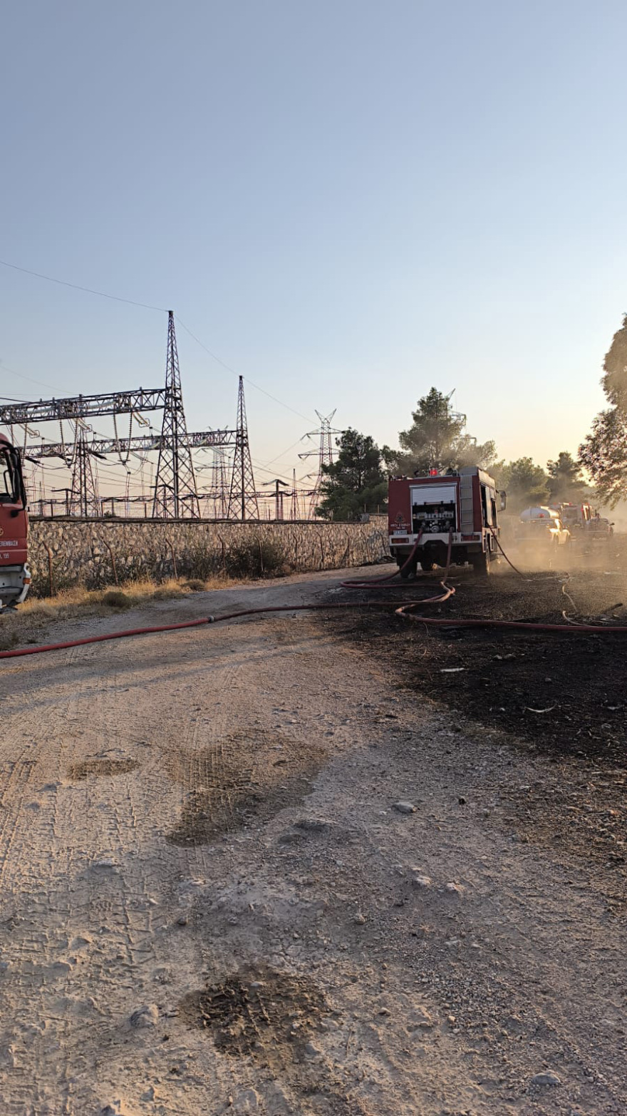 Υπό μερικό έλεγχο η φωτιά κοντά στο στρατόπεδο Καποτά στο Μενίδι, βίντεο και φωτογραφίες