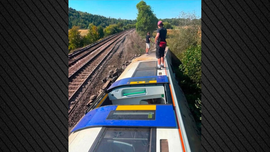 Εκτροχιασμός τρένου στη νότια Αγγλία, δείτε φωτογραφίες