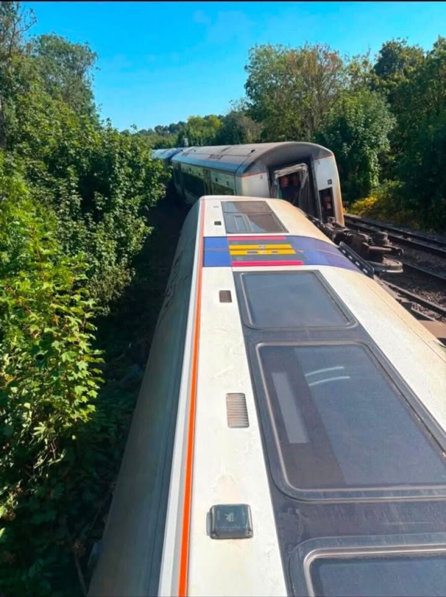 Εκτροχιασμός τρένου στη νότια Αγγλία, δείτε φωτογραφίες