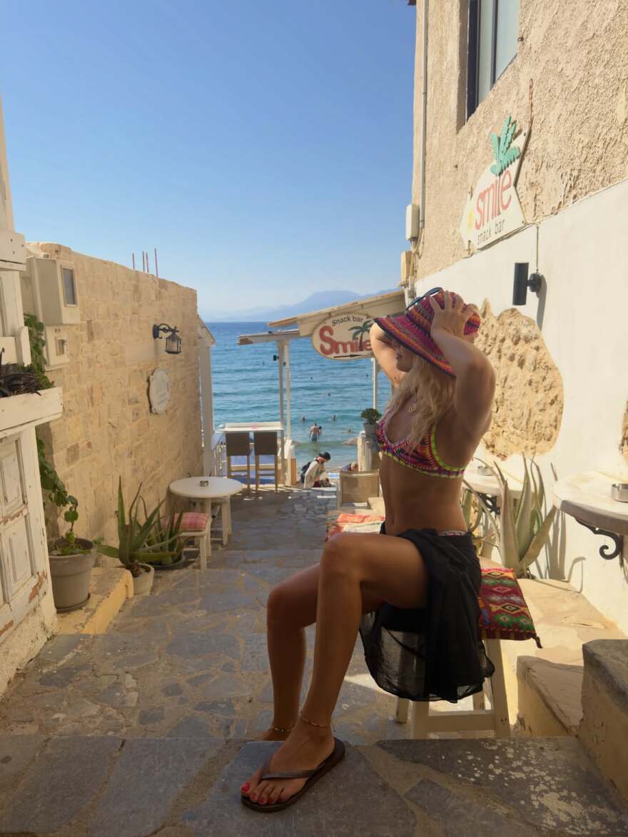 Στα Μάταλα η Ζόζεφιν για να κάνει «επανεκκίνηση της ενέργειάς της», δείτε φωτογραφίες