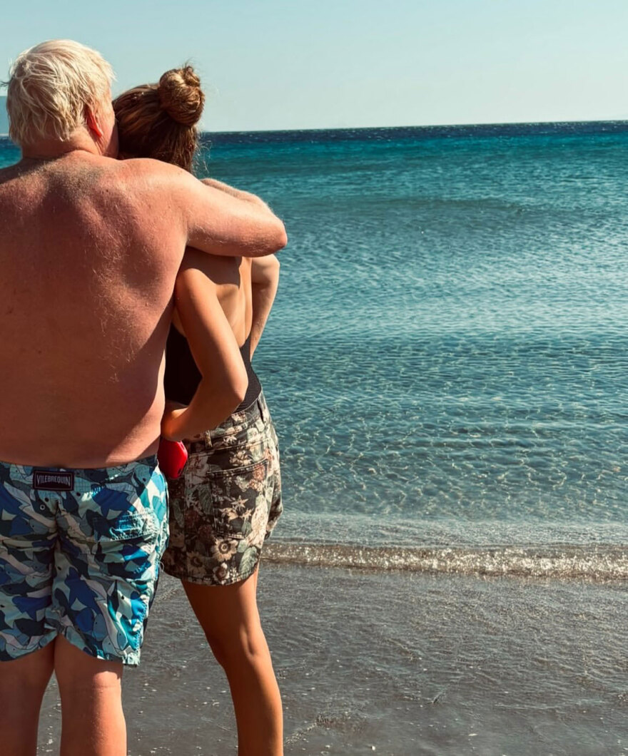 Ο Μπόρις Τζόνσον ψηφίζει ξανά Ελλάδα για τις καλοκαιρινές του διακοπές: Μπύρες, βουτιές και τυρόπιτες, δείτε φωτογραφίες