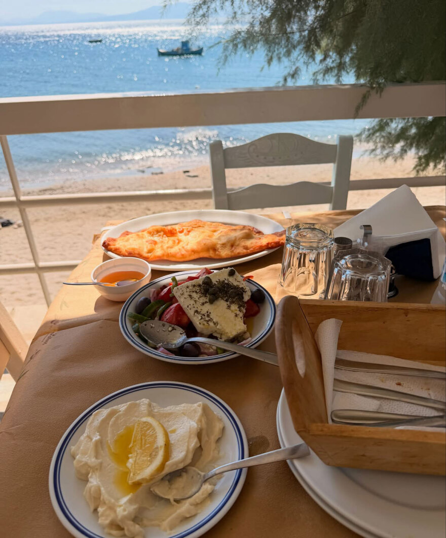 Ο Μπόρις Τζόνσον ψηφίζει ξανά Ελλάδα για τις καλοκαιρινές του διακοπές: Μπύρες, βουτιές και τυρόπιτες, δείτε φωτογραφίες