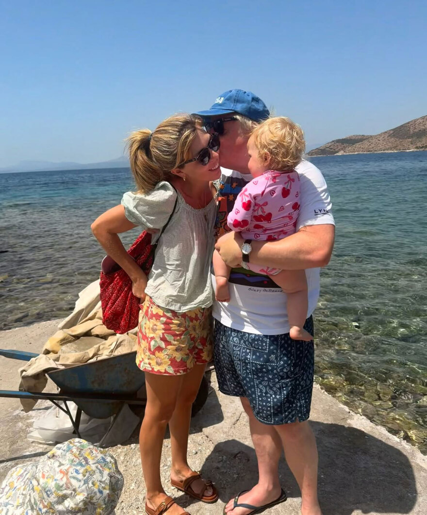 Ο Μπόρις Τζόνσον ψηφίζει ξανά Ελλάδα για τις καλοκαιρινές του διακοπές: Μπύρες, βουτιές και τυρόπιτες, δείτε φωτογραφίες