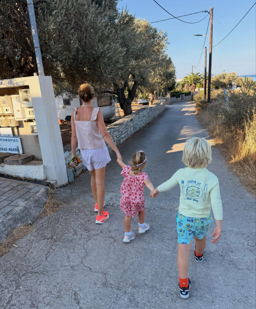 Ο Μπόρις Τζόνσον ψηφίζει ξανά Ελλάδα για τις καλοκαιρινές του διακοπές: Μπύρες, βουτιές και τυρόπιτες, δείτε φωτογραφίες