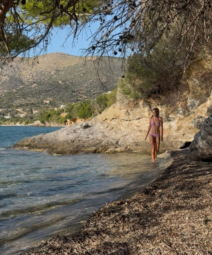Ο Μπόρις Τζόνσον ψηφίζει ξανά Ελλάδα για τις καλοκαιρινές του διακοπές: Μπύρες, βουτιές και τυρόπιτες, δείτε φωτογραφίες