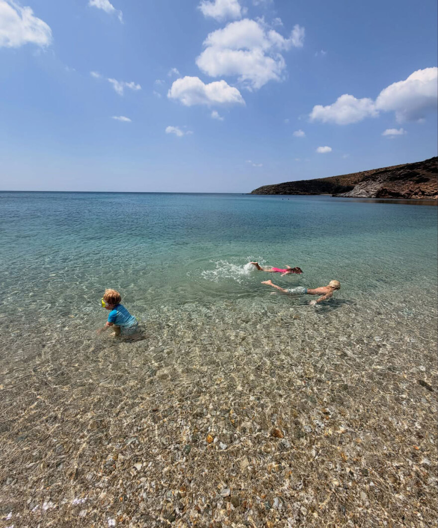 Ο Μπόρις Τζόνσον ψηφίζει ξανά Ελλάδα για τις καλοκαιρινές του διακοπές: Μπύρες, βουτιές και τυρόπιτες, δείτε φωτογραφίες