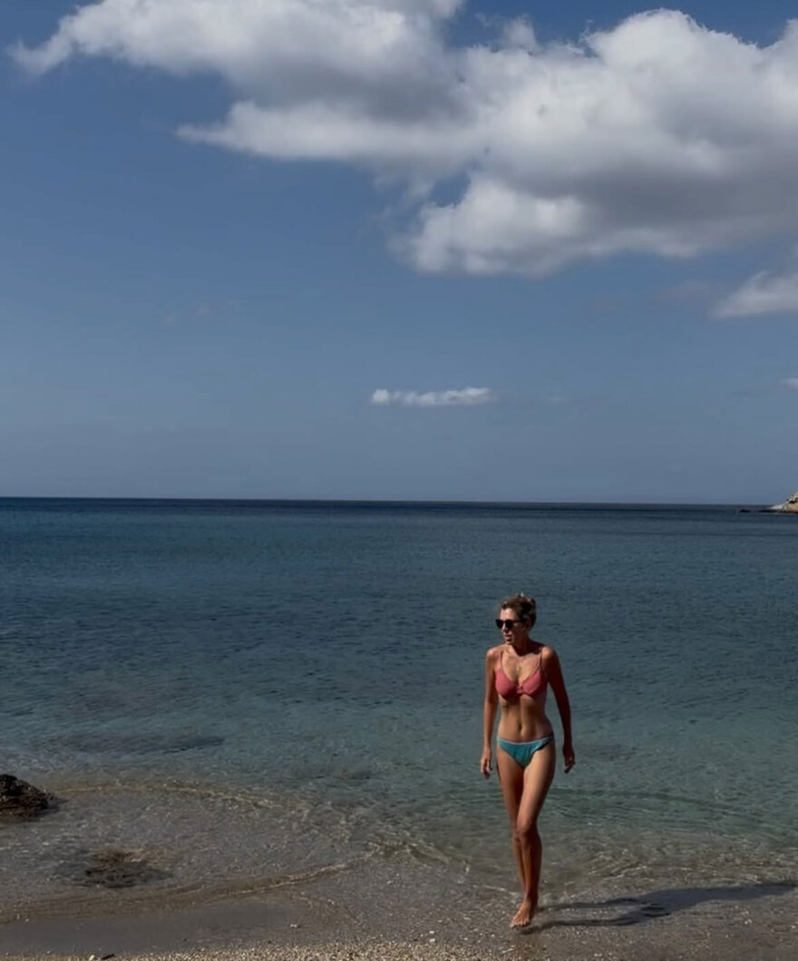 Ο Μπόρις Τζόνσον ψηφίζει ξανά Ελλάδα για τις καλοκαιρινές του διακοπές: Μπύρες, βουτιές και τυρόπιτες, δείτε φωτογραφίες