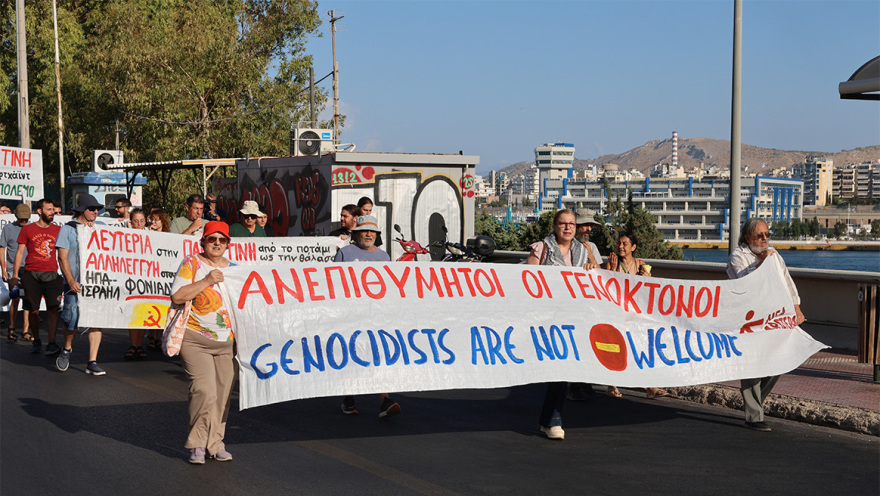 Συγκέντρωση διαμαρτυρίας στο λιμάνι του Πειραιά για την άφιξη του ισραηλινού κρουαζιερόπλοιου «Crown Iris», δείτε εικόνες