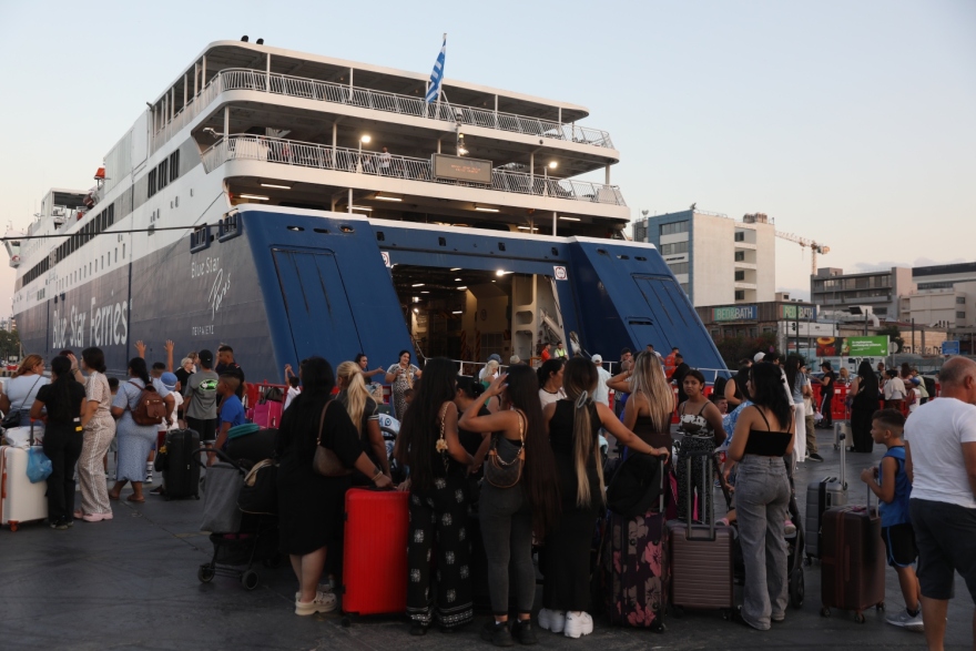Αδειάζει η Αθήνα: Πάνω από 43.600 επιβάτες αναχωρούν από τον Πειραιά για τον Δεκαπενταύγουστο, 194 δρομολόγια έως την Κυριακή  