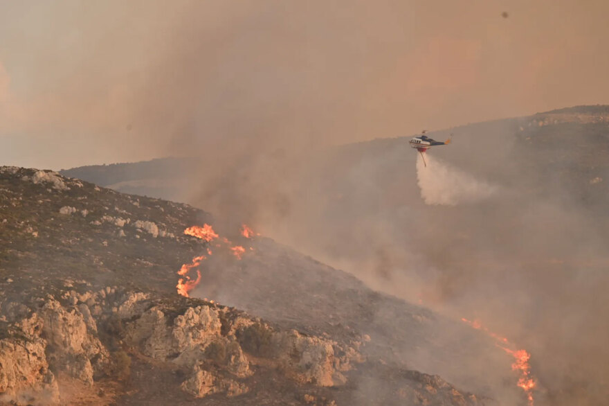 Φωτιά στην Κω: Σηκώθηκαν 3 αεροσκάφη και 2 ελικόπτερα, δείτε φωτογραφίες