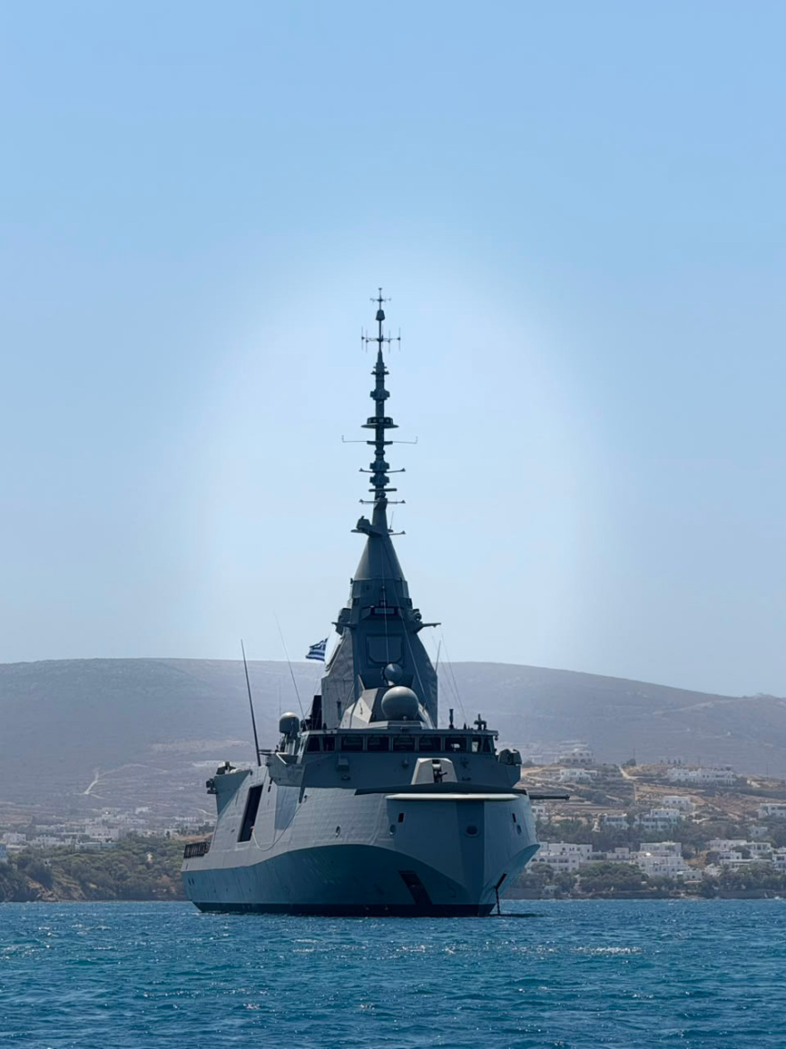 Η φρεγάτα «Κίμων» στην Πάρο για τον εορτασμό του Δεκαπενταύγουστου, δείτε φωτογραφίες και βίντεο