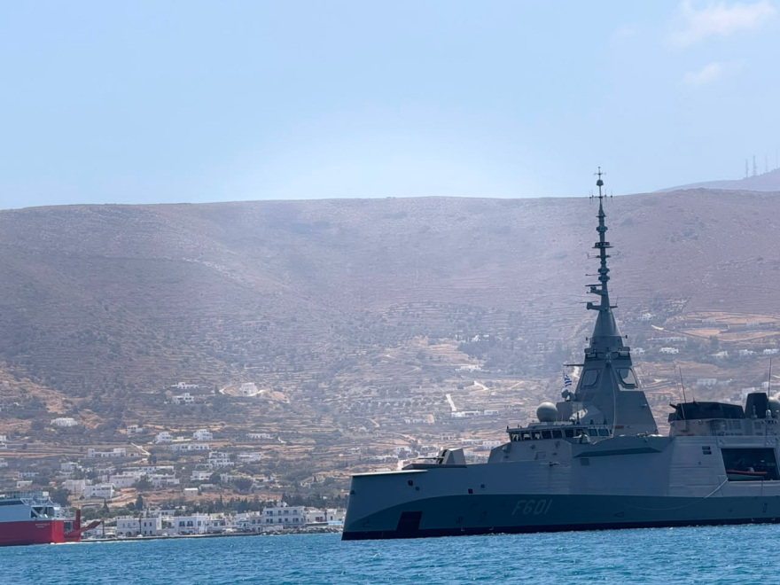 Η φρεγάτα «Κίμων» στην Πάρο για τον εορτασμό του Δεκαπενταύγουστου, δείτε φωτογραφίες και βίντεο