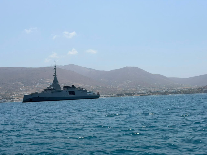 Η φρεγάτα «Κίμων» στην Πάρο για τον εορτασμό του Δεκαπενταύγουστου, δείτε φωτογραφίες και βίντεο