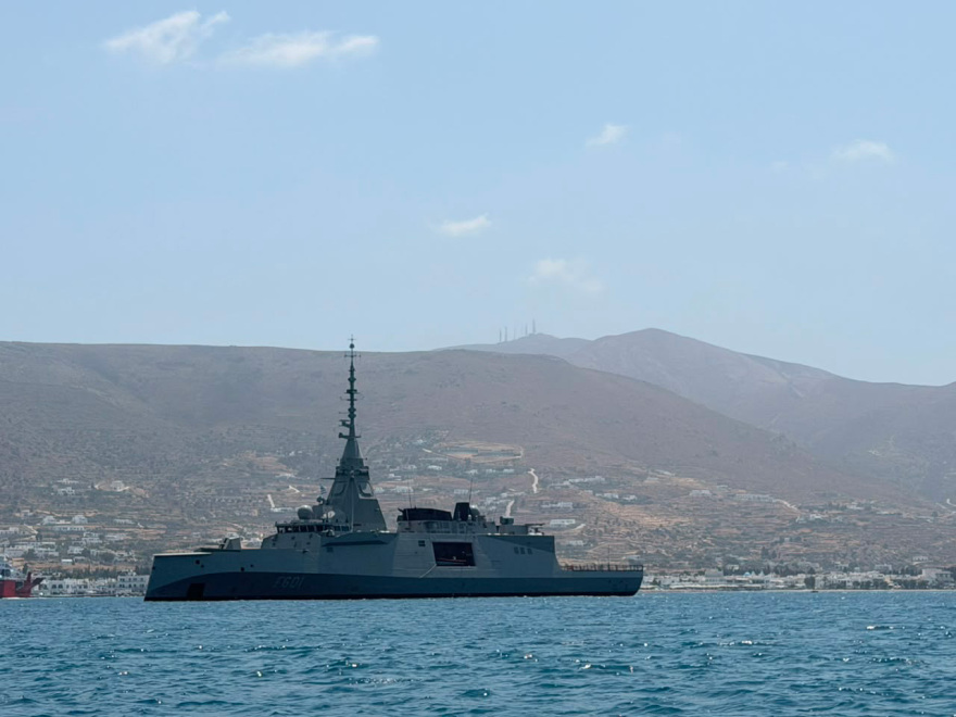 Η φρεγάτα «Κίμων» στην Πάρο για τον εορτασμό του Δεκαπενταύγουστου, δείτε φωτογραφίες και βίντεο