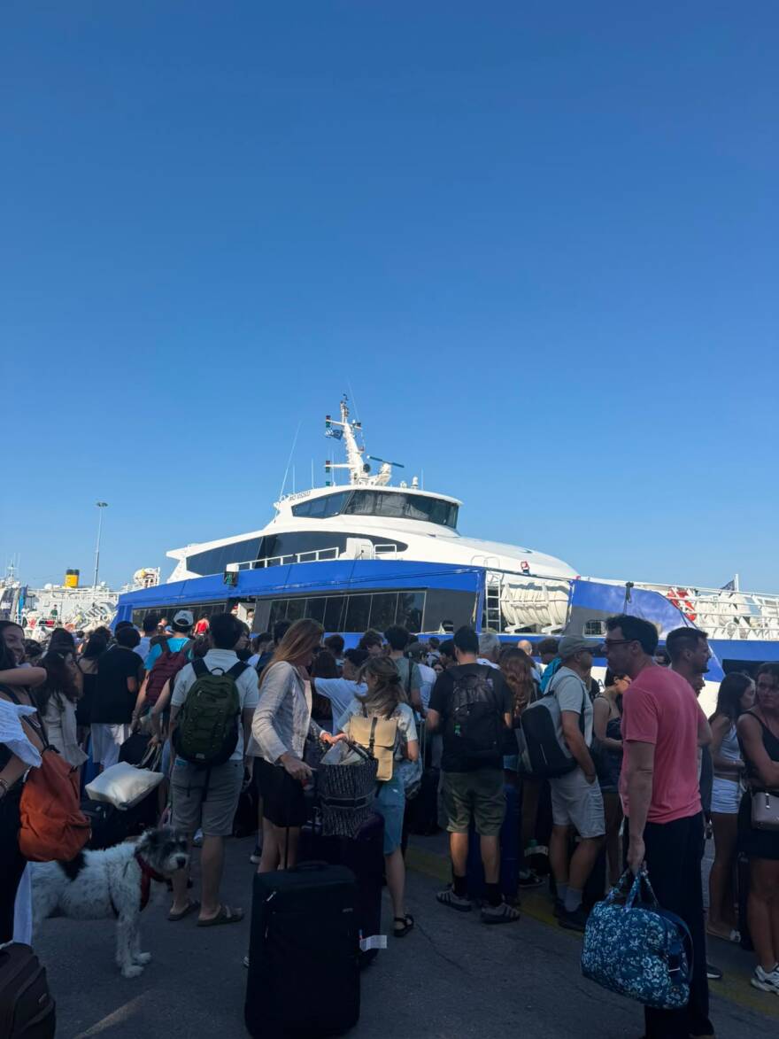 Αδειάζει η Αθήνα: Πάνω από 43.600 επιβάτες αναχωρούν από τον Πειραιά για τον Δεκαπενταύγουστο, 194 δρομολόγια έως την Κυριακή  