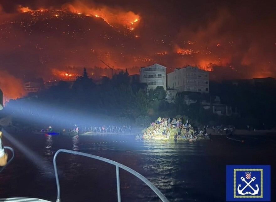 Πυρκαγιά σάρωσε τις Δαλματικές ακτές στην Κροατία, ένας νεκρός και τουλάχιστον 40 τραυματίες, βίντεο