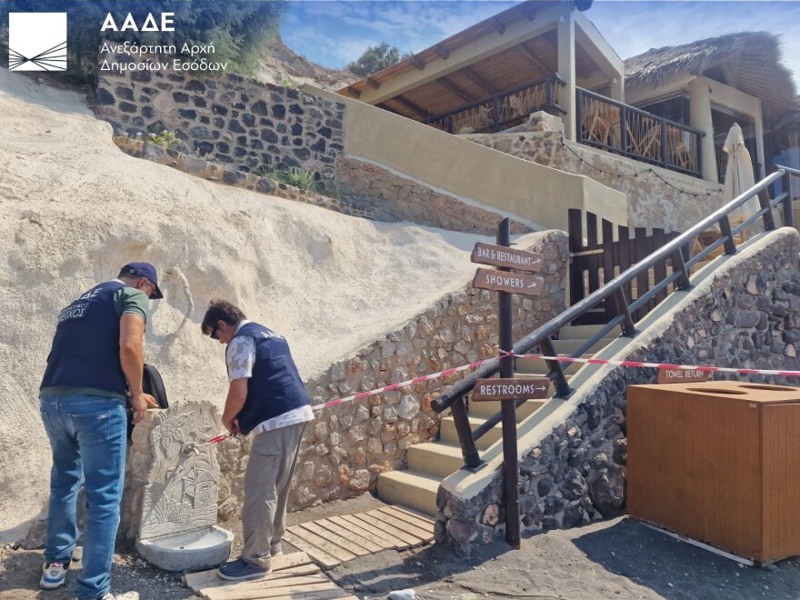 ΑΑΔΕ: Λουκέτα και πρόστιμα σε εστιατόρια, ενοικιαζόμενα δωμάτια και mini market σε Σαντορίνη και Νάξο