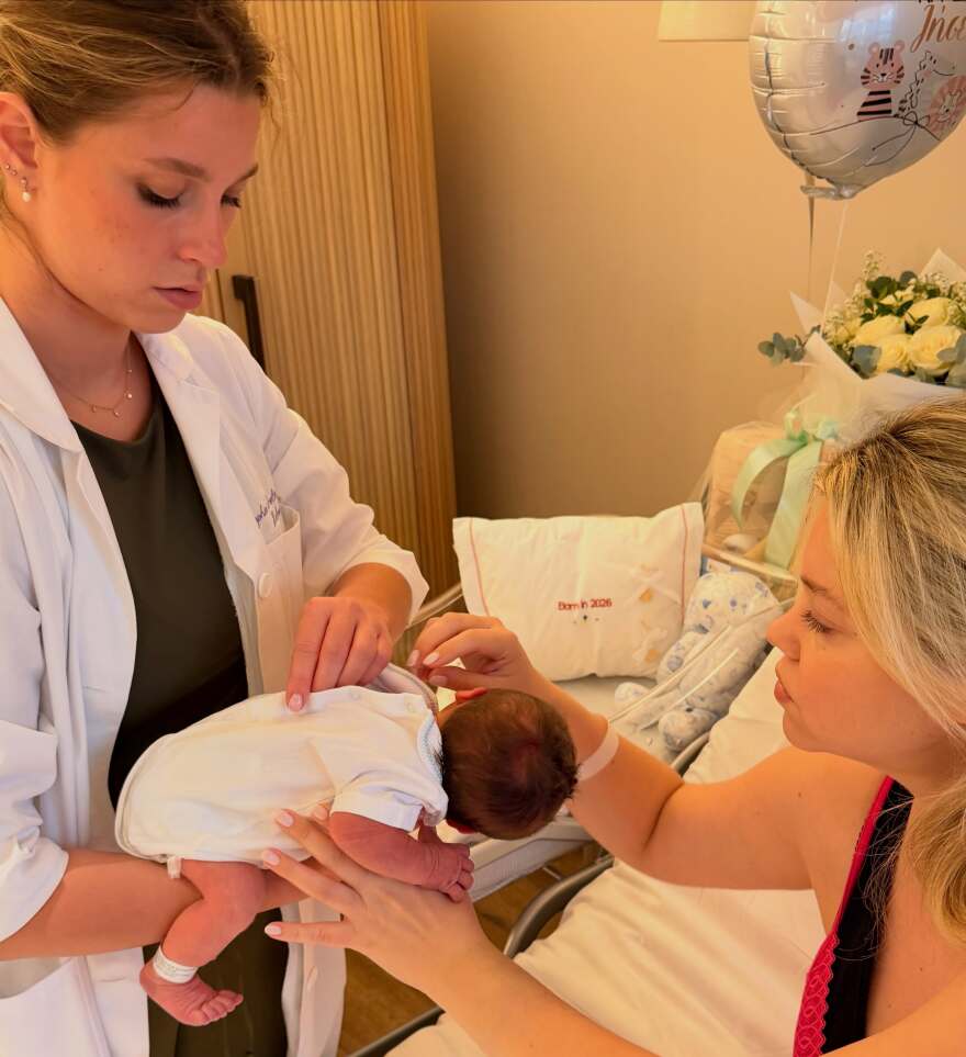 Η Λίλα Μπακλέση δημοσίευσε τις πρώτες φωτογραφίες με τον γιο της από το μαιευτήριο: Μου πήρε 27 ώρες για να συναντήσω αυτόν τον τύπο
