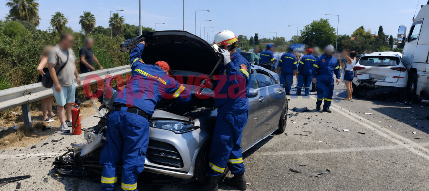 Σοβαρό τροχαίο στην Πρέβεζα: Φορτηγό συγκρούστηκε με τρία ΙΧ, υπάρχουν τραυματίες Σοβαρό τροχαίο στην Πρέβεζα: Φορτηγό συγκρούστηκε με τρία ΙΧ, υπάρχουν τραυματίες