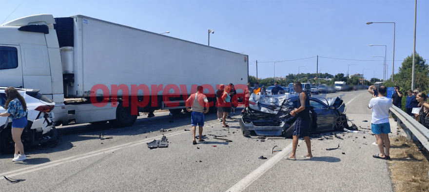 Σοβαρό τροχαίο στην Πρέβεζα: Φορτηγό συγκρούστηκε με τρία ΙΧ, υπάρχουν τραυματίες Σοβαρό τροχαίο στην Πρέβεζα: Φορτηγό συγκρούστηκε με τρία ΙΧ, υπάρχουν τραυματίες