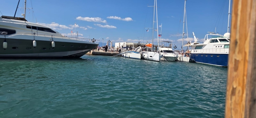 Σύγκρουση θαλαμηγού με ελλιμενισμένα σκάφη στην Αίγινα, δεν υπάρχουν τραυματισμοί, δείτε εικόνες