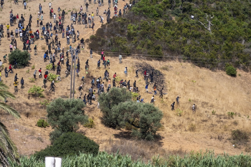 Νέα απόπειρα εισβολής μεταναστών στη Θέουτα: Εκατοντάδες υπό κράτηση στο Μαρόκο
