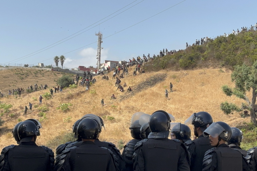 Νέα απόπειρα εισβολής μεταναστών στη Θέουτα: Εκατοντάδες υπό κράτηση στο Μαρόκο
