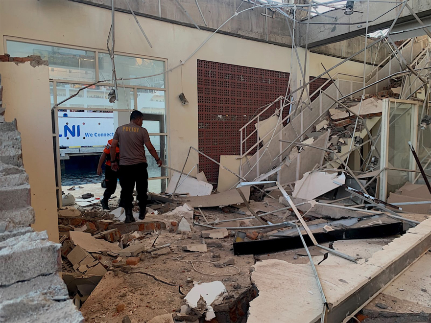 Εικόνες καταστροφής στην Ινδονησία μετά τον σεισμό 7,7 Ρίχτερ: Στους 38 οι νεκροί, ψάχνουν για επιζώντες στα συντρίμμια