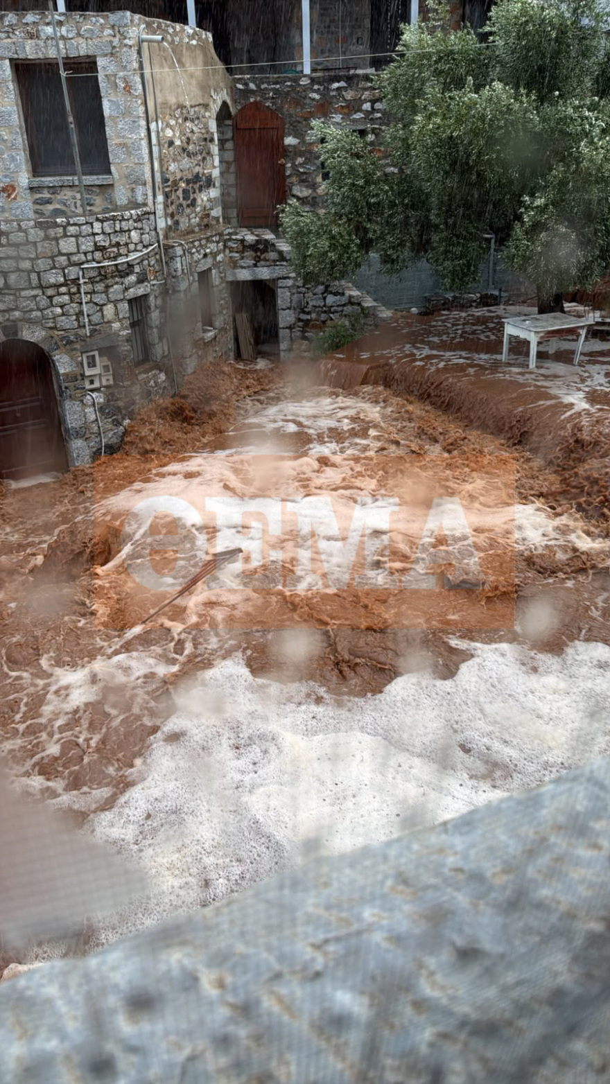 Καταρρακτώδης βροχή στην Αλύπα Μάνης: Δρόμοι έγιναν χείμαρροι, τα νερά μπήκαν μέσα σε σπίτια, δείτε βίντεο Καταρρακτώδης βροχή στην Αλύπα Μάνης: Δρόμοι έγιναν χείμαρροι, τα νερά μπήκαν μέσα σε σπίτια, δείτε βίντεο