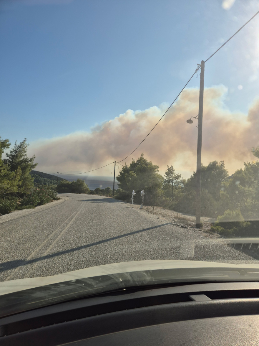 Φωτιά στη Σκύρο: Εστάλη 112 για εκκένωση του Αγίου Φωκά, επιχειρούν δέκα εναέρια μέσα