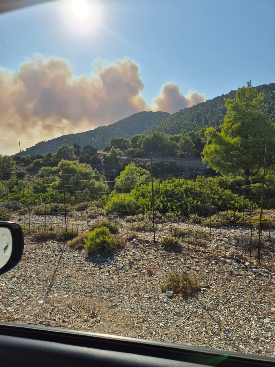 Φωτιά στη Σκύρο: Εστάλη 112 για εκκένωση του Αγίου Φωκά, επιχειρούν δέκα εναέρια μέσα