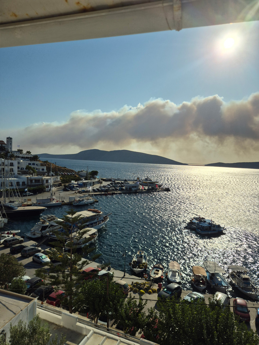 Φωτιά στη Σκύρο: Εστάλη 112 για εκκένωση του Αγίου Φωκά, επιχειρούν δέκα εναέρια μέσα