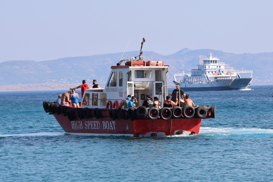 Φωτιές στη Σαλαμίνα: Απεγκλώβισαν δια θαλάσσης 593 άτομα, δείτε βίντεο και φωτογραφίες