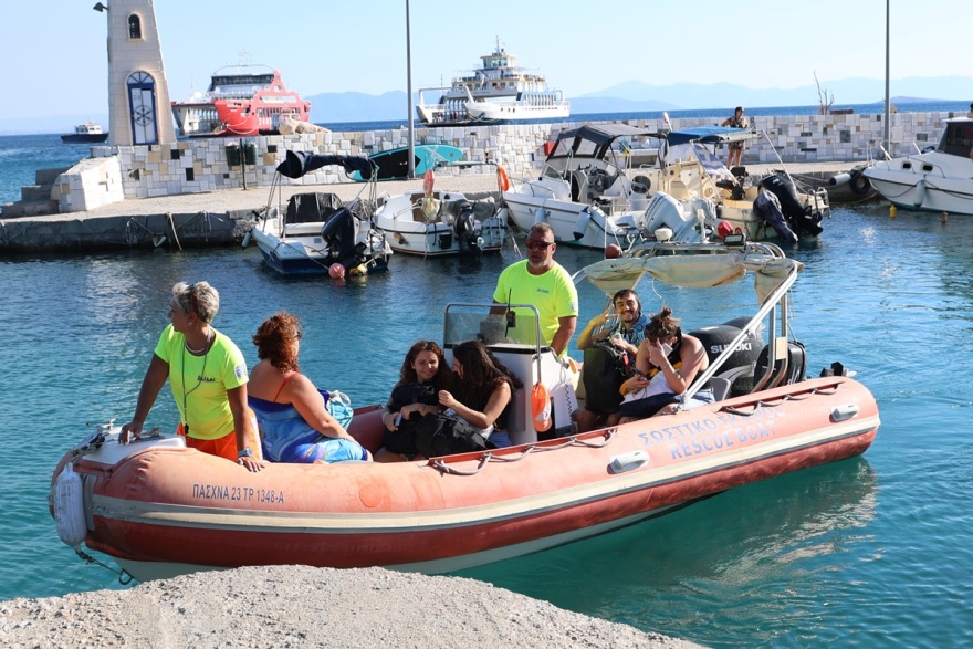 Φωτιές στη Σαλαμίνα: Απεγκλώβισαν δια θαλάσσης 593 άτομα, δείτε βίντεο και φωτογραφίες