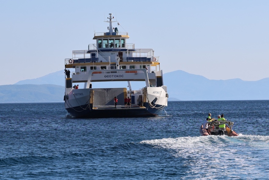 Φωτιές στη Σαλαμίνα: Απεγκλώβισαν δια θαλάσσης 593 άτομα, δείτε βίντεο και φωτογραφίες