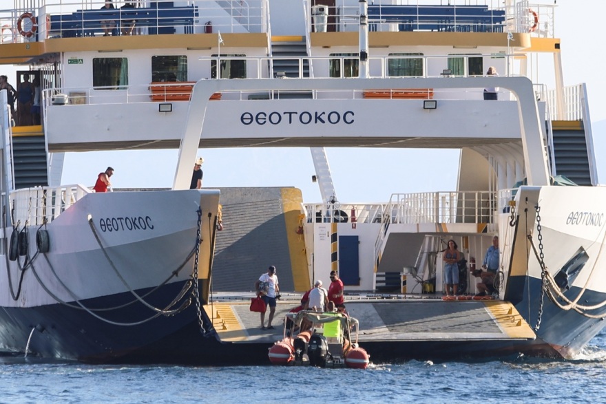 Φωτιές στη Σαλαμίνα: Απεγκλώβισαν δια θαλάσσης 593 άτομα, δείτε βίντεο και φωτογραφίες